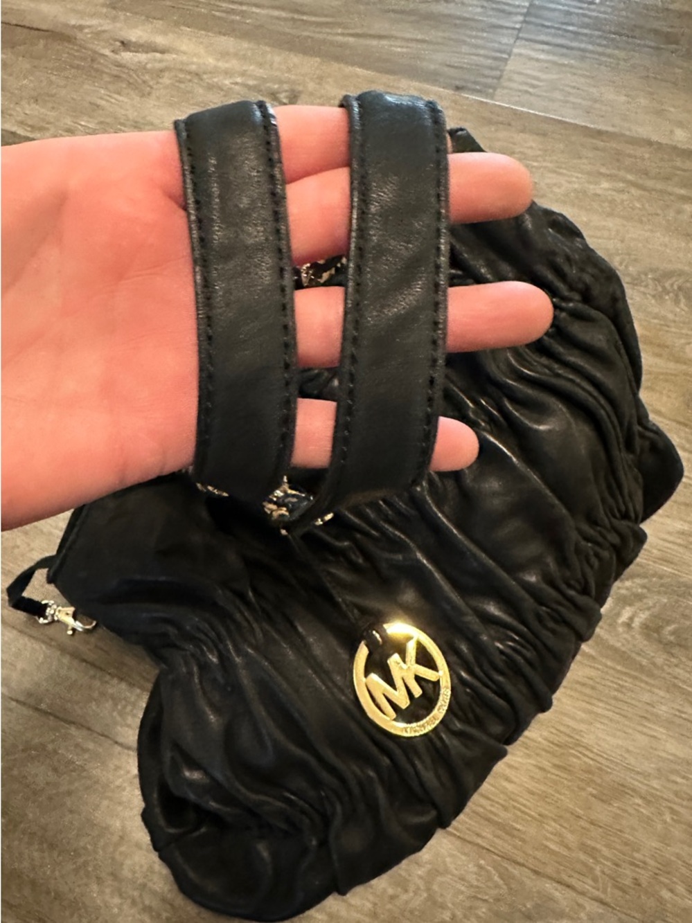 Michael Kors leather shoulder bag. - Picture 5 of 7